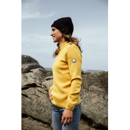 Pull marin Royal Mer X Guy Cotten Jaune porté femme