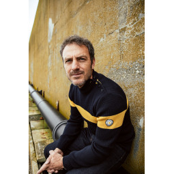 Pull marin Royal Mer X Guy Cotten Rayé marine/Jaune porté