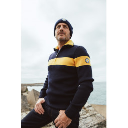 Pull Camionneur Royal Mer X Guy Cotten rayé marine/jaune porté homme