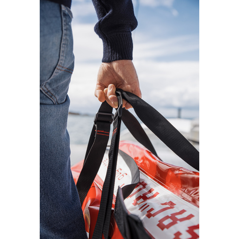 Détail Sac AO rouge en mer